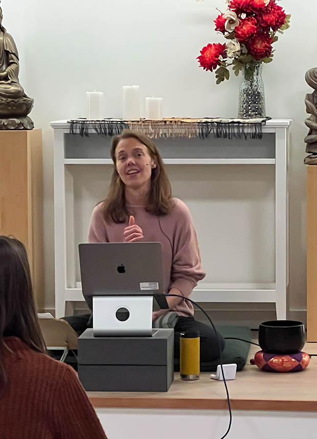 Keri Pederson teaching on a Monday night at Seattle Insight